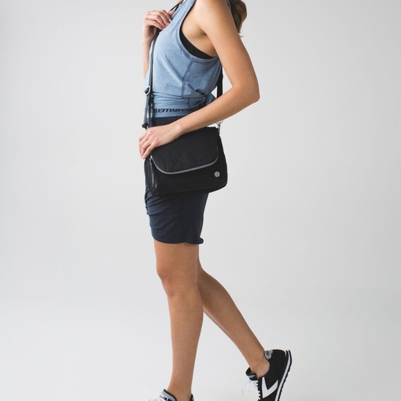 Lululemon Party OM bag in EUC - Picture 3 of 8